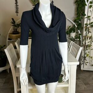 Guess  fitted knit sweater dress. Front pleats and pockets, 3:4 sleeve. Large
